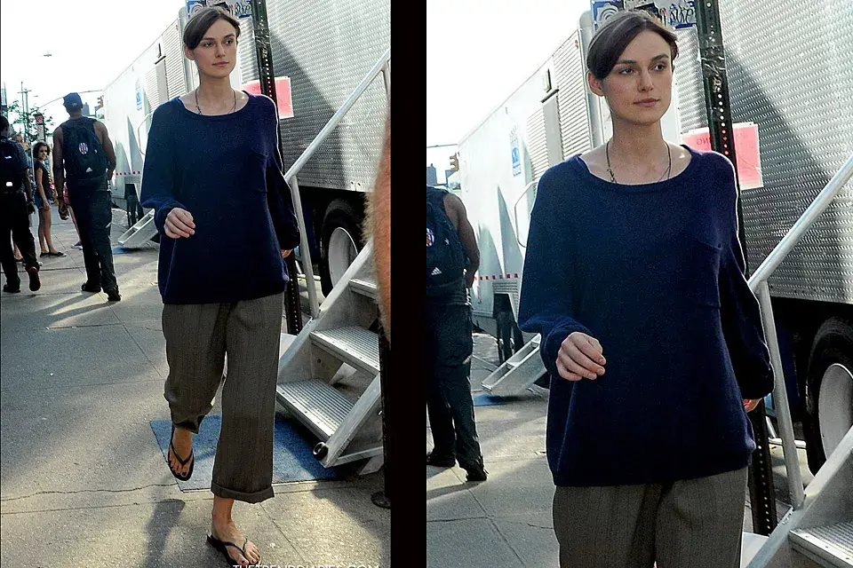 ¿Qué opinan de lo que se puso Keira Knightley? Suéter oversize, pantalón sastre anchísimo y ojotas...