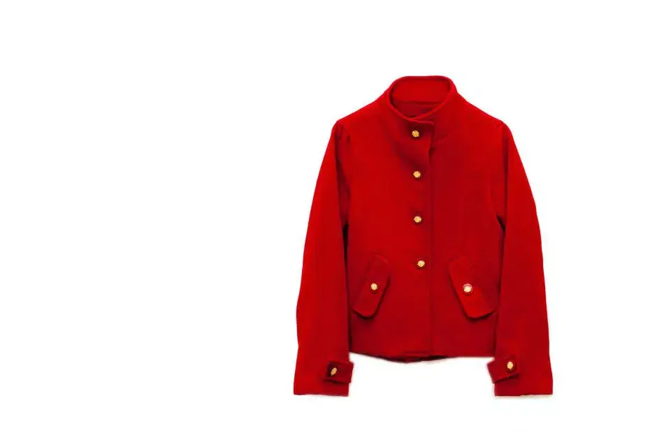 Saco de paño rojo ($900, Paris by Flor Monis)