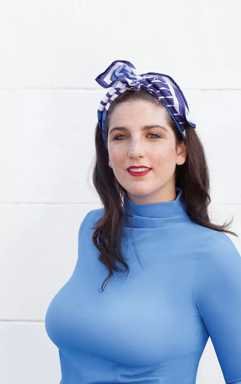  Polera (Trosman, $2590), pañuelo (The Dignanis, $510) 