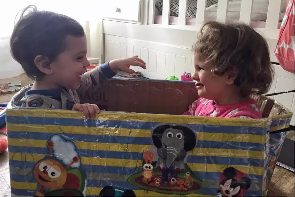 Olivia junto a su hermano y compañero de aventuras: Felix