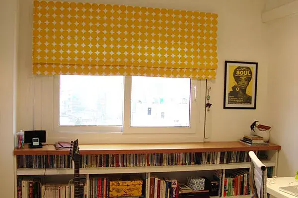 La biblioteca de su casa surgió porque la pared tenía un desnivel que decidió aprovechar con una biblioteca en lugar de dejar el bajo de la ventana vacío