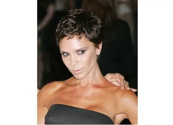 Uno de los principios del make up es que la rostro quede del mismo color del cuello, no como el de Victoria Beckham