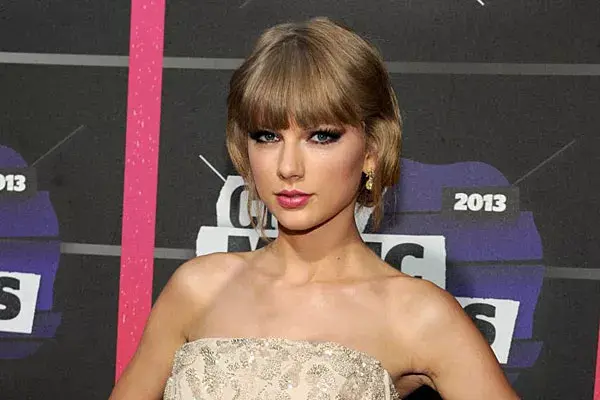Taylor Swift casi siempre usa un peinado con el flequillo bien largo y recto