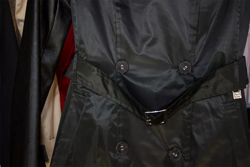 Los trench entallados son muy versátiles y femeninos