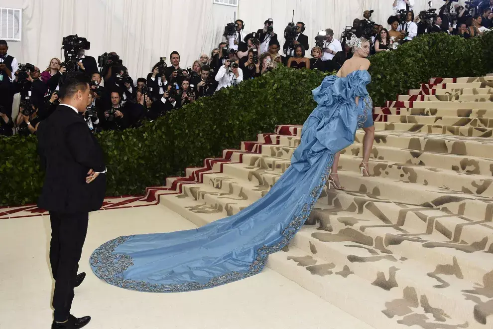 y un vestido de color celeste con bordados de pedrería de Prabal Gurung