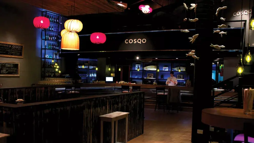 En un ambiente moderno pero íntimo, Cosqo deleita con cocina peruana nikkei