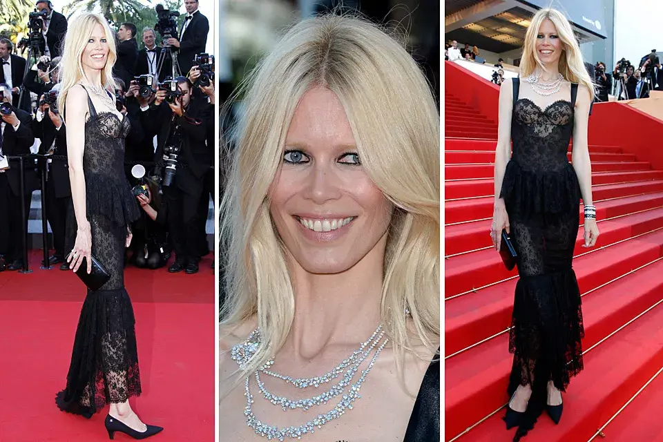 Siempre diosa, Claudia Schiffer estuvo divina con un vestido de encaje negro de la línea de alta costura de Chanel