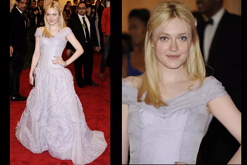 Casi como para ir a una fiesta de quince, Dakota Fanning optó por un vestido color lavanda de Louis Vuitton de organza con flores bordadas en la falda y escote drapeado