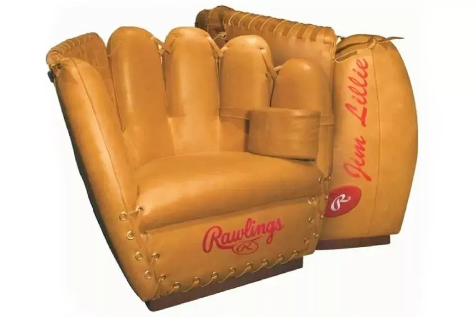 Un sillón con forma de guante de béisbol. ¡Parece comodísimo!
