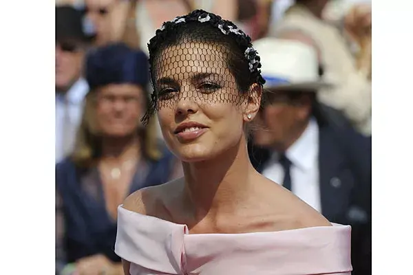 La princesa Charlotte optó por una diadema de flores con una red sobre sus ojos