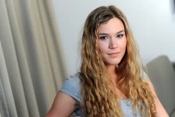 La cantante británica Joss Stone con un look de ondas grandes y puntas desprolijas