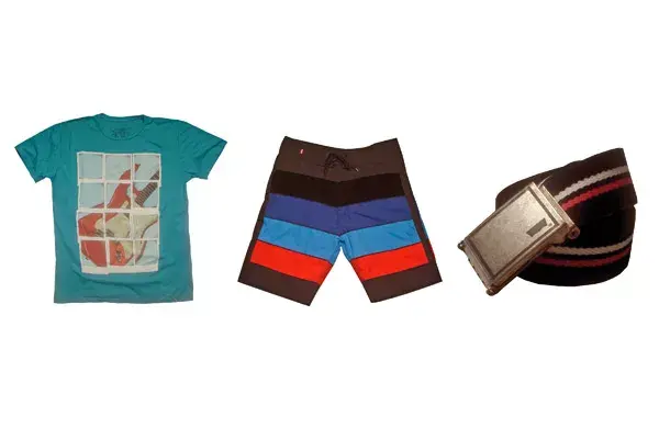 Remera estampada ($149), short de baño ($189) cinturón ($149), Levis