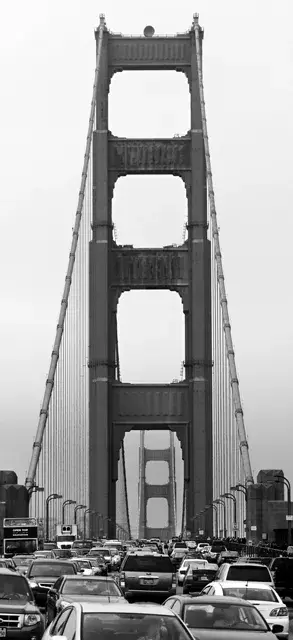 Miles de auto cruzan el puente Golden Gate todos los días
