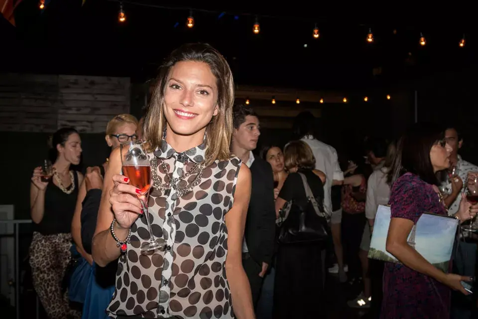 Manuela Pal estuvo presente en el evento de las Bodegas Escorihuela Gascón y posó, muy risueña, para la lente del fotógrafo