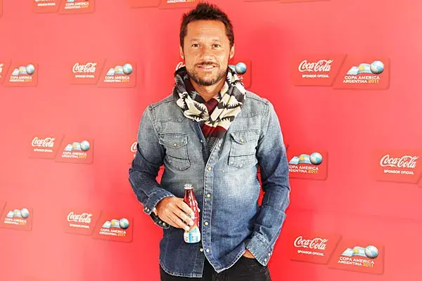 Con un pantalón oscuro, camisa de jean y bufanda estampada, Diego Torres fue a la presentación de la campaña de Coca-Cola para la Copa América