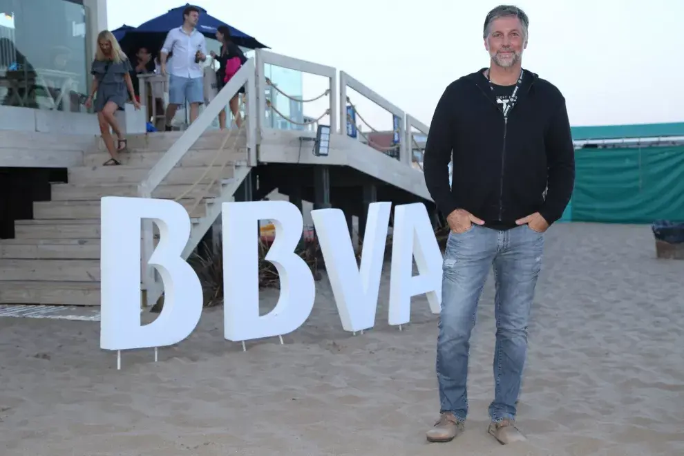 Horacio Cabak fue vestido bien clásico al evento del Banco Frances en las playas de Pinamar