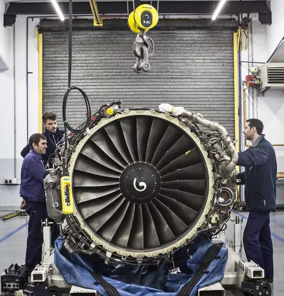 Los mecánicos reparan una turbina en el taller de motores, en el que Aerolíneas detenta estándares internacionales gracias a una certificación nivel 1 de Lufthansa