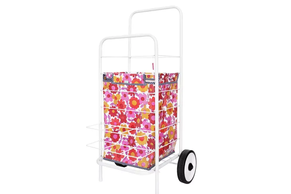 Changuito con bolsa de tela vinílica estampada ($300, Violraviol). La estructura cuenta con 3 espacios porta botellas