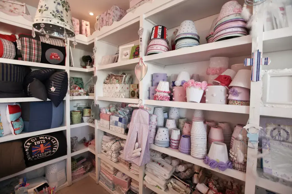 En un negocio de estilo romántico, conseguí la mejor decoración y artículos de bazar