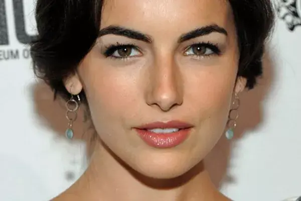 Camilla Belle, otra que prefiere las cejas gruesas