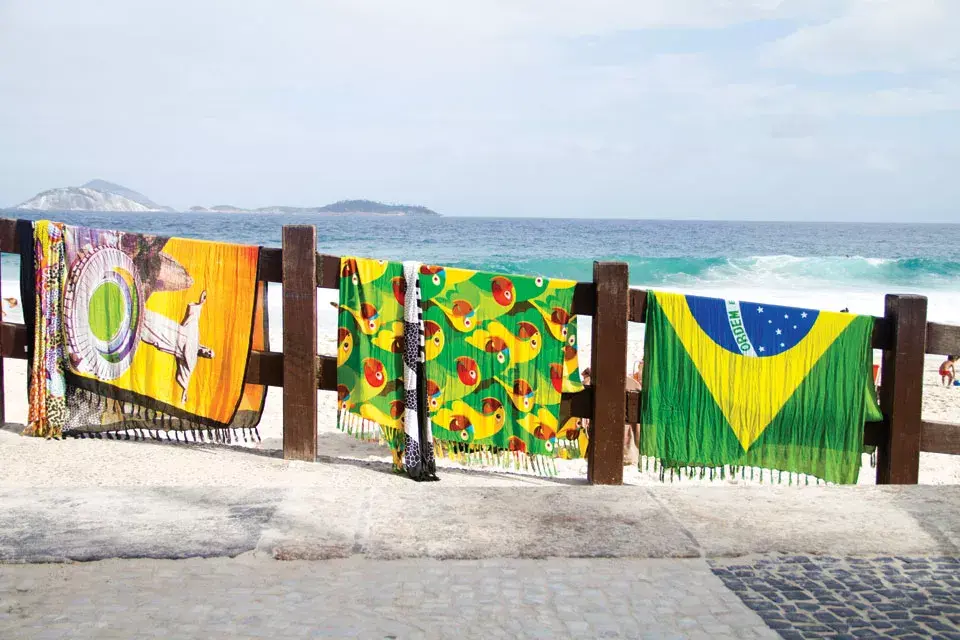 Las famosas cangas se venden en la playa a partir de R$30. Hay estaciones de gimnasia por toda la orla, la de abajo es la de Leblon.