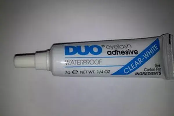 El pegamento para pestañas, uno de los secretos de las celebrities para pasear sus vestidos por la alfrombra roja