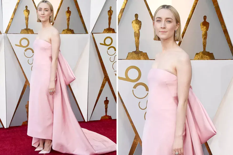 Saoirse Ronan con un vesitido rosa de pies a cabeza de Calvin Klein, con una cola tipo moño fabulosa