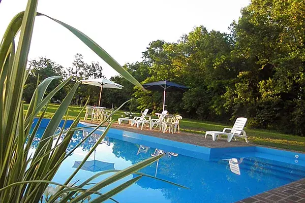 La pileta, con reposeras para descansar y tomar sol