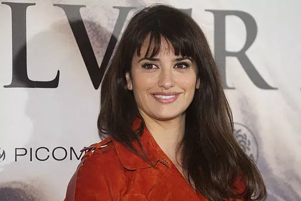 Penélope Cruz eligió un flequillo recto, abierto en el medio
