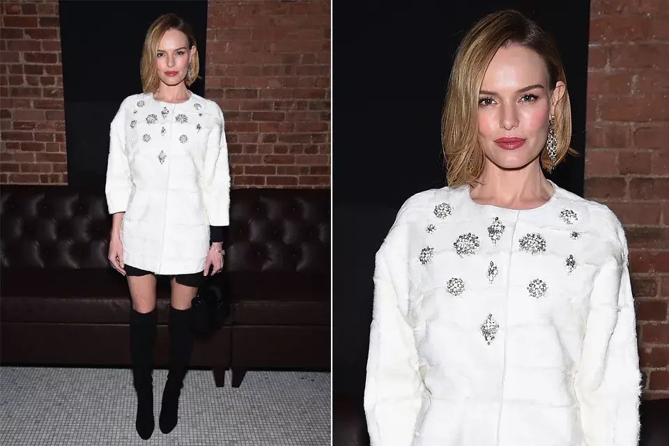 Para la after party después del estreno, Kate Bosworth se cambió a un conjunto de vestidito corto y maxibotas en negro, pero el gran protagonista fue su abrigo blanco de pelo con pedrería y brillos