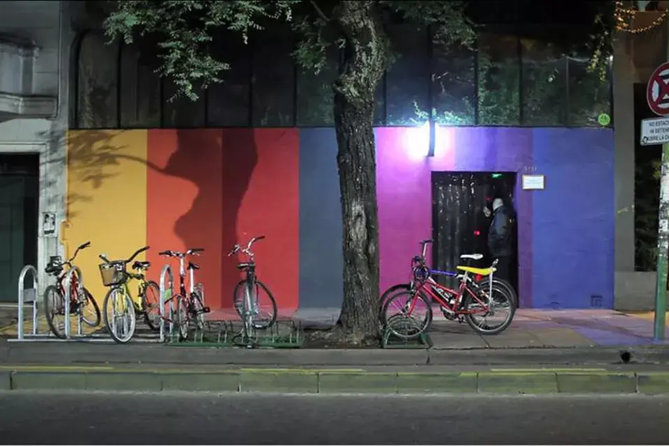 Un bar sobre la bicisenda con parking de bicis