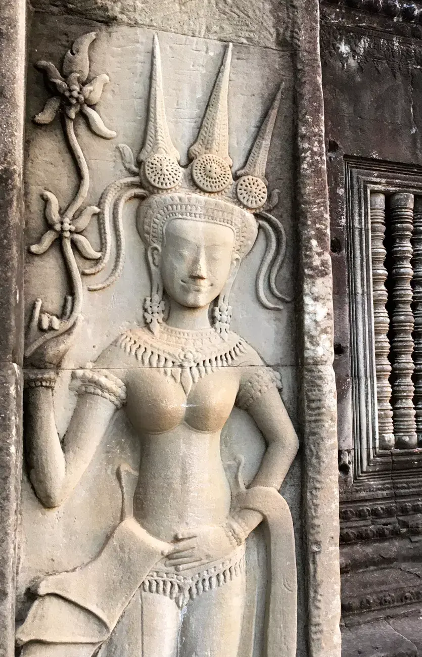 Apsara: espíritu femenino de las nubes y las aguas para las culturas hindú y budista.