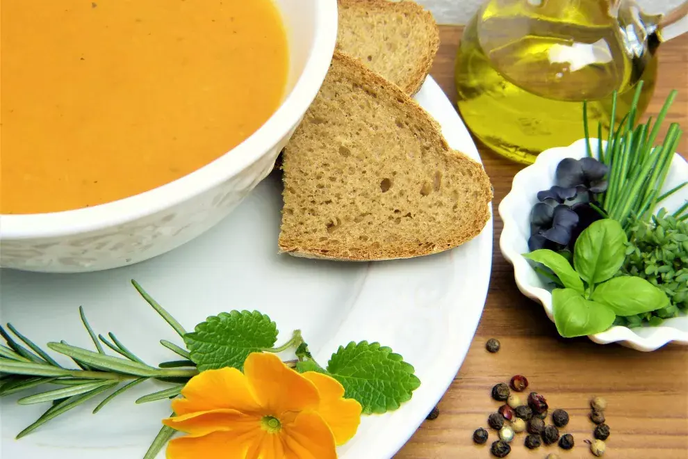 La comida de invierno tiene que ser más caliente para elevar la temperatura corporal y aportar más saciedad