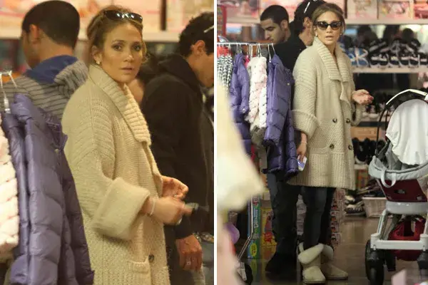 Jennifer Lopez y un look ideal para ir al súper: jean, tapado tejido bien amplio y botas UGG