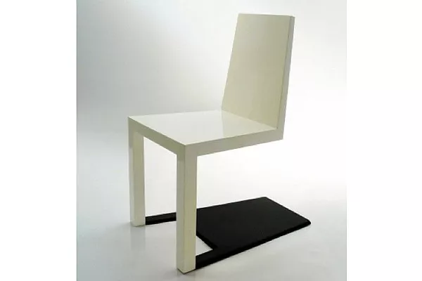 Una silla blanca con efecto de sombra incluido que, además, sirve de soporte