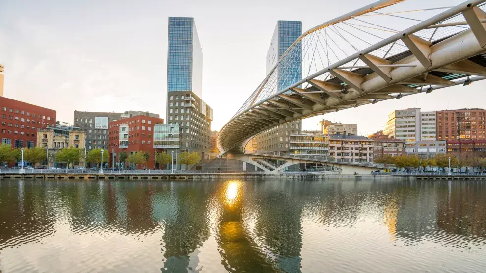 El puente Zubizuri y las torres de Arata Isozaki, nuevos íconos de Bilbao