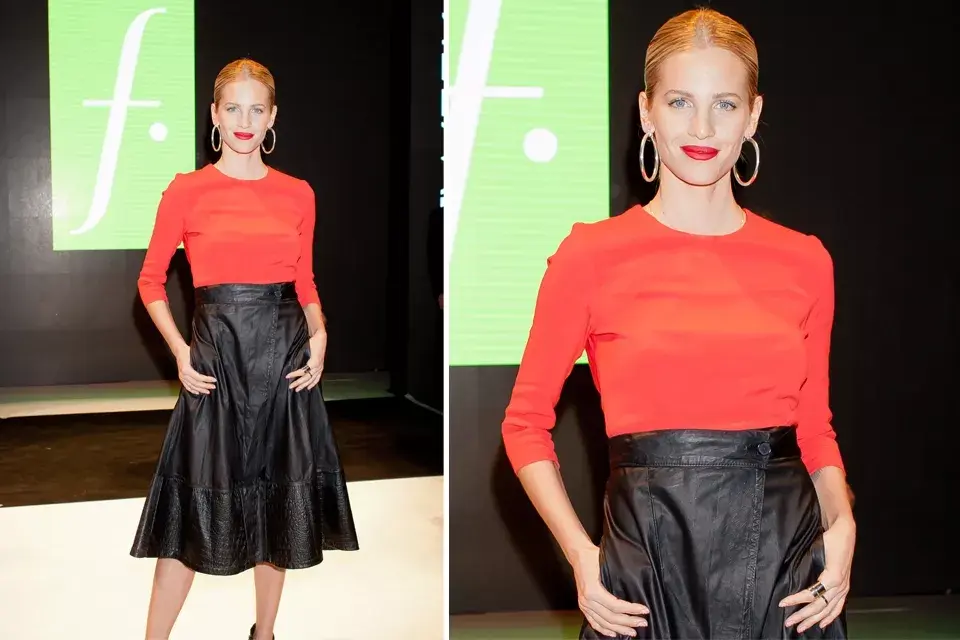 Liz Solari fue a ver el Falabella Fashion Editorial Show y lució una pollera negra midi con una remera roja al cuerpo. Completó el look con unos enormes aros dorados y labios en rojo. ¡Diosa!