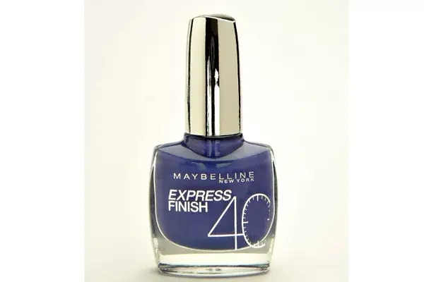 Esmalte azul (Maybelline, consultar precio)