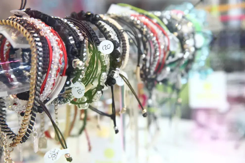 Venden accesorios de marcas chicas o artesanales, ropa de lluvia, sombreros y carteras