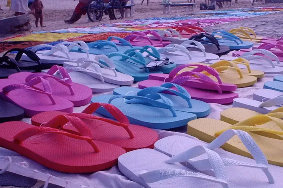 El coco gelato es un obligatorio si te das un paseo por la playa. Además hay todo tipo de accesorios y prendas coloridas