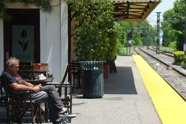 Tranquilidad y buena comida sobre el andén del Tren de la Costa