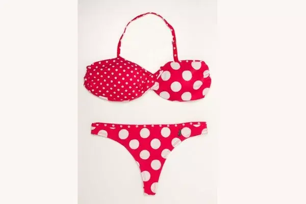 Bikini a lunares colorado y blanco con corpiño torzado Sol y Oro, $185