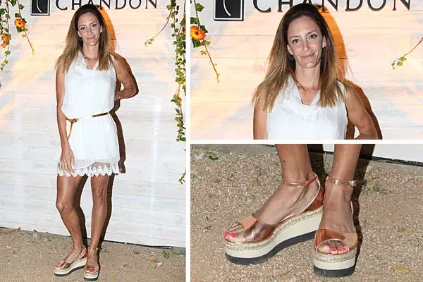 Luciana Aymar también estuvo en la fiesta de Chandon. Su outfit blanco consisitió en un vestido corto de gasa y sandalias con plataformas en color cobre. El detalle de color, en las uñas