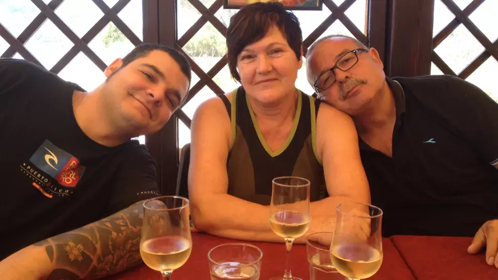 Pinna y sus padres, quienes estarán a cargo de la cena durante un mes