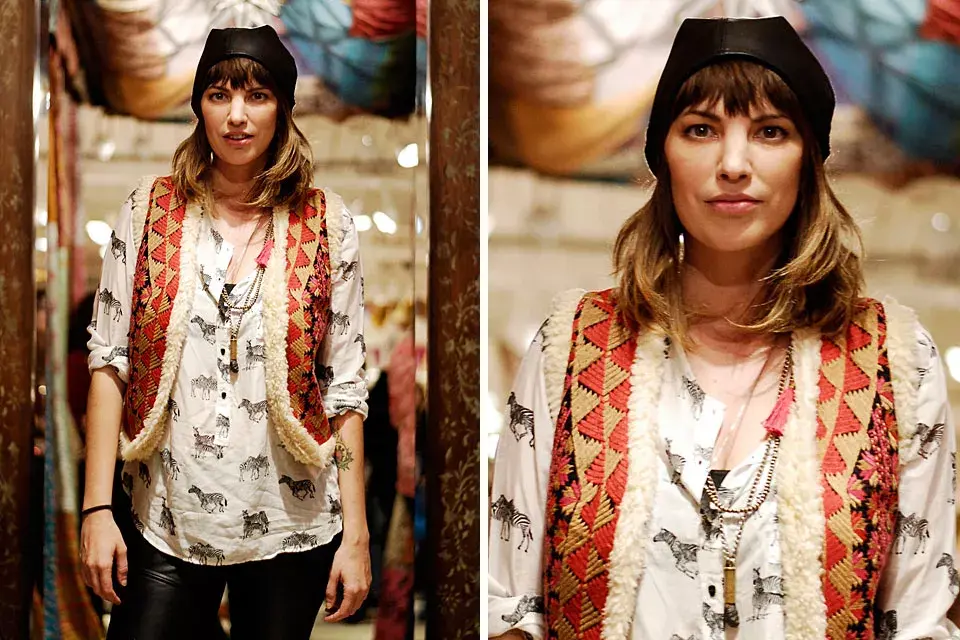 ¿Qué te parece el estilo de Deborah de Corral? Un look hippie chic, con camisa con estampa, chaleco y gorro