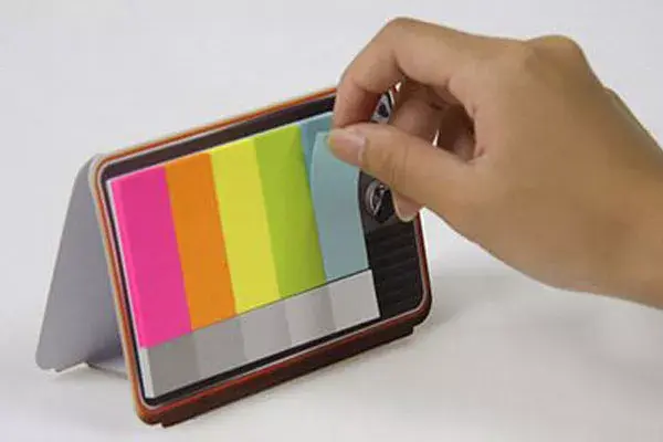 Un mini televisor con memos fluo para marcar tus escritos y documentos. Un detalle algo retro para no olvidar