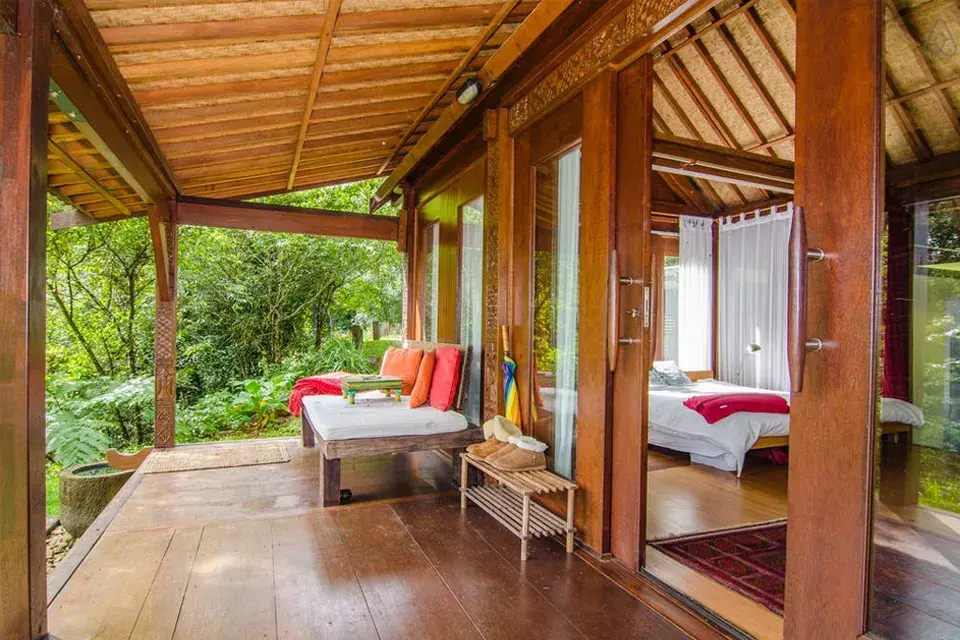 Opción2: una simpática cabaña en el bosque en Australia, con ambientes divididos por cortinas