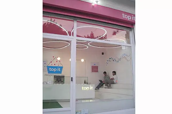 El local de Top it está armado con gradas para crear un espacio comunitario