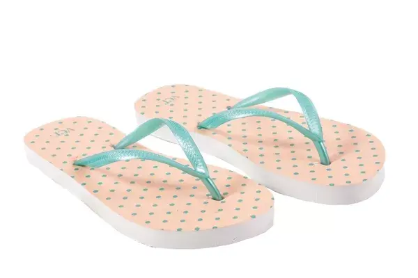 OJOTAS DE GOMA CON LUNARES 
(VER, $118).
