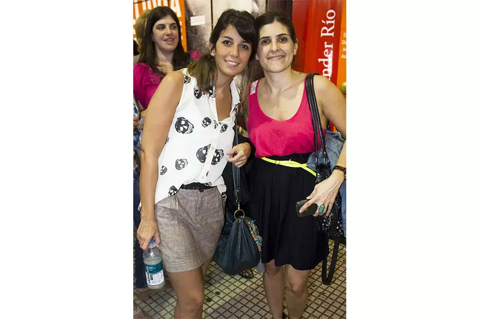 Camisa de calaveras sin mangas y falda pinzada para una. Contrastes fluo para la otra. Dos looks para imitar